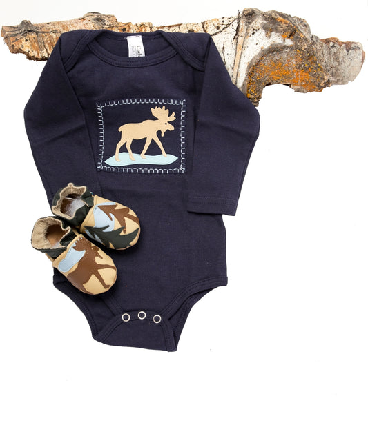 Moosewinkle Gift Set (short sleeved navy onesie, sand shoes)